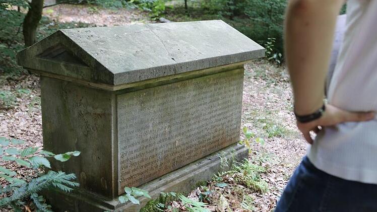 Das denkmalgeschützte Weinreichsgrab mitten im Wald erinnert an den Doppelmord von 1806. Foto: Barbara Herbst