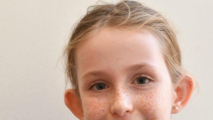 Fenja (9) aus Stegaurach haben die Bilder von Baris Altstadt gut gefallen. "Wir haben gesehen, dass da viel kaputt war, und dass man einige Häuser mit Holzstämmen  gestützt hat, damit sie nicht einstürzen. " Foto: Ronald Rinklef