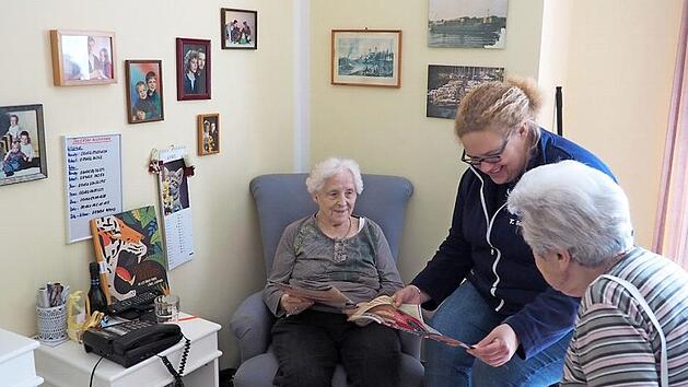Tanja Schmitt ist Betreuungsassistentin im Seniorenheim St. Anna. In Gruppenstunden macht sie mit den Senioren Gymnastik oder liest ihnen die Zeitung vor. Die Bewohner besucht sie nachmittags und fragt wie es ihnen geht, ob sie etwas brauchen oder bringt ihnen Zeitschriften.