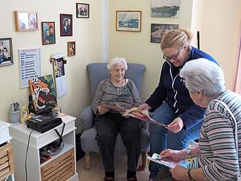 Tanja Schmitt ist Betreuungsassistentin im Seniorenheim St. Anna. In Gruppenstunden macht sie mit den Senioren Gymnastik oder liest ihnen die Zeitung vor. Die Bewohner besucht sie nachmittags und fragt wie es ihnen geht, ob sie etwas brauchen oder bringt ihnen Zeitschriften.