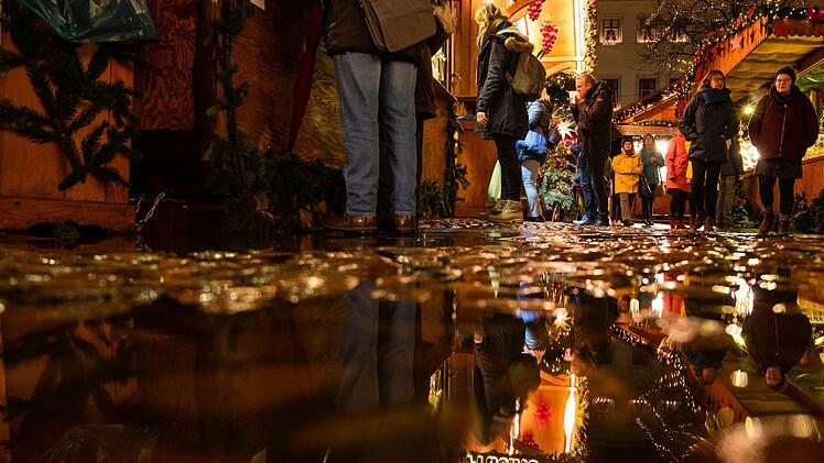 Zu einem gef&auml;hrlichen Unfall kam es am Freitag auf dem Weihnachtsmarkt in Heubach. Der betrunkene Unfallverursacher trank im Anschluss einfach weiter. Symbolbild: Philipp Schulze/dpa