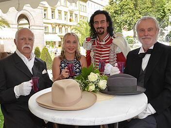 Ein Gläschen Maxwasser nach dem Fototermin gönnten sich die "neuen historischen Persönlichkeiten zusammen mit Fürst Rakoczy. Auf unserem Foto von links: Jürgen Kröckel als Reichskanzler Otto von Bismarck, Quellenkönigin Katrina I. (Katrina Heil) Timo Baier (Fürst Rakoczy und ganz neu in der Rolle des Theodor Fontane Rainer Hauck. Foto: Peter Rauch