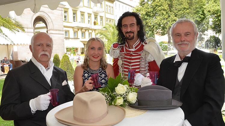 Ein Gläschen Maxwasser nach dem Fototermin gönnten sich die "neuen historischen Persönlichkeiten zusammen mit Fürst Rakoczy. Auf unserem Foto von links: Jürgen Kröckel als Reichskanzler Otto von Bismarck, Quellenkönigin Katrina I. (Katrina Heil) Timo Baier (Fürst Rakoczy und ganz neu in der Rolle des Theodor Fontane Rainer Hauck. Foto: Peter Rauch