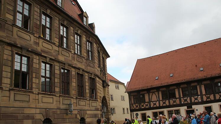 Am Vormittag hatten sich etwa 100 Personen zum Marsch aufs Rathaus aufgemacht.  Foto: Johannes Schlereth