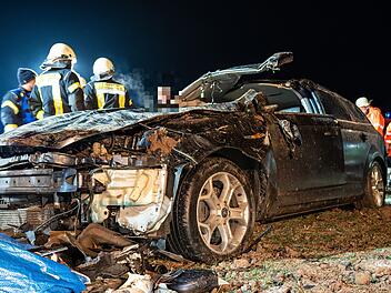 Alkoholisiert bei winterlichen Straßenverhältnissen von der Fahrbahn abgekommen: Auto überschlägt sich mehrfach