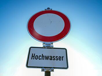 Fahrer (22) bleibt im Hochwasser stecken - das Verkehrsschild hat er ignoriert