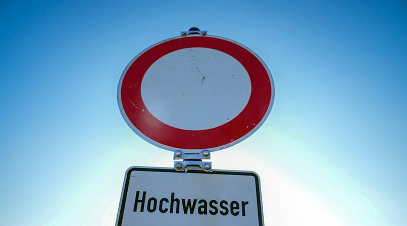 Fahrer (22) bleibt im Hochwasser stecken - das Verkehrsschild hat er ignoriert