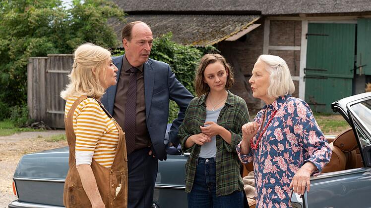 Isabel (Sabine Postel, links) wird bald von ihrem Kanzlei-Partner Markus Gellert (Herbert Knaup), dessen Tochter Charlie (Mathilde Bundschuh, zweite von rechts) und ihrer eigenen Mutter Marion (Marie Anne Fliegel) unterst&uuml;tzt.