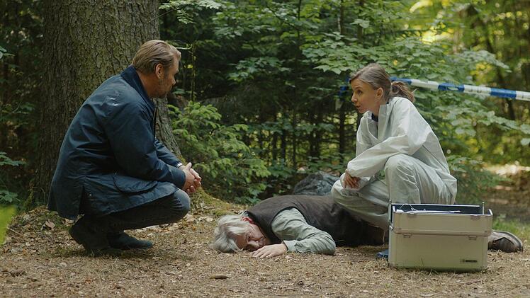 Robert Winkler (Kai Scheve) erf&auml;hrt von Rechtsmedizinerin Dr. Kulikova (Masha Tokareva), dass Karl Zenker nichit erschossen wurde, es kann also kein Jagdunfall gewesen sein.