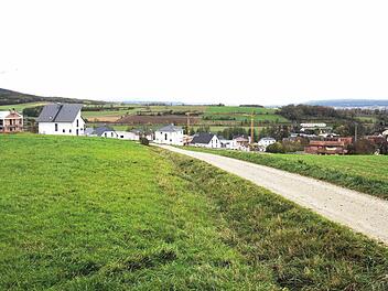 Im Hintergrund das Buttenheimer Baugebiet "Erlach", im Vordergrund soll links und rechts des Weges das neue Baugebiet "Erlach-Nord" entstehen. Fotos: privat/Ronald Rinklef Foto: privat