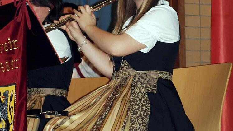 Total konzentriert spielt Anna Hollendonner die Querflöte.