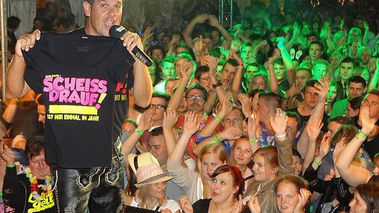 "Hofstetten ist nur einmal im Jahr" - und heuer war auch Peter Wackel dabei. Die Stimmung auf dieser Mallorca-Party hat auch den Schlagerstar beeindruckt. Handys und Kameras wurden gezückt, um diesen Moment festzuhalten.  Fotos: Johanna Eckert