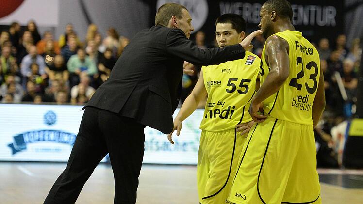 Trainer Michael Koch gibt seinen Neuen Je'Kel Foster und Jason Brickman Anweisungen.