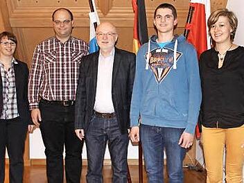 Bürgermeister Wolfgang Rast (M.) stellte die neuen Jugendbeauftragten Katharina Mirsberger (l.), Yvonne Barth und Thomas Hackl (v. r.) vor, die sich zusammen mit Thomas Gebhardt (2. v. l.) um die Belange  der jungen Igensdorfer kümmern sollen. Foto: fra-press