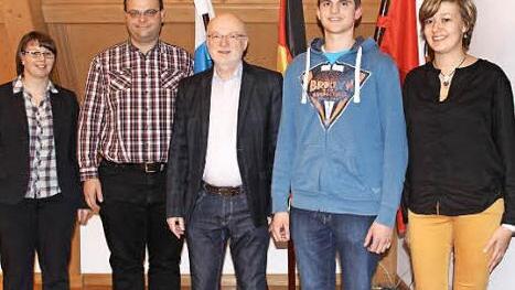 Bürgermeister Wolfgang Rast (M.) stellte die neuen Jugendbeauftragten Katharina Mirsberger (l.), Yvonne Barth und Thomas Hackl (v. r.) vor, die sich zusammen mit Thomas Gebhardt (2. v. l.) um die Belange  der jungen Igensdorfer kümmern sollen. Foto: fra-press