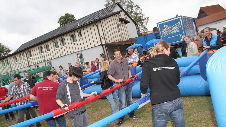 Die Kicker-Partie Promi gegen Kreisjugendring ging 5:2 aus.