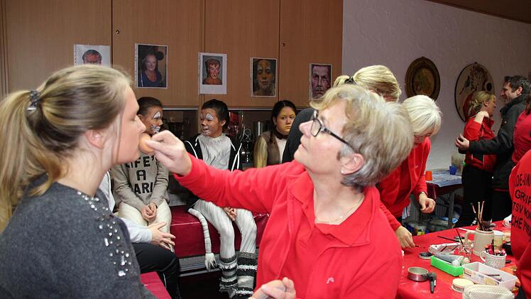 Brigitte Löffler trägt die Grundschminke auf.  Foto: Friedwald Schedel