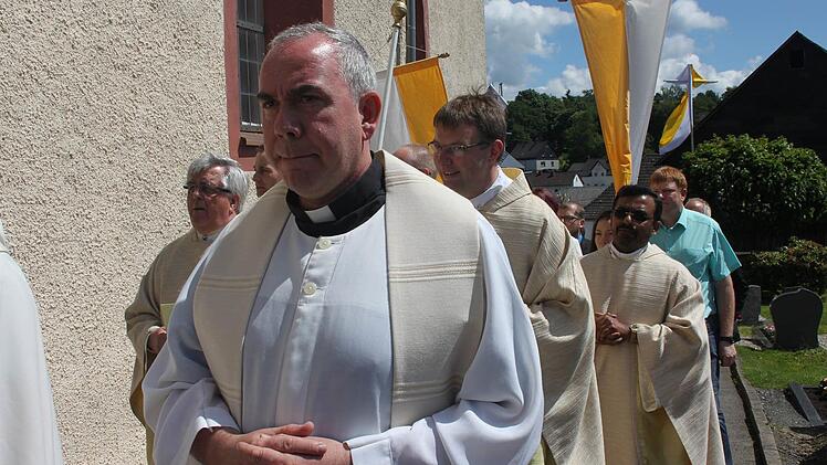 Dekan Thomas Hauth beim Einzug in die Nikolauskirche. Foto: Veronika Schadeck