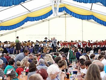 Walter Gutmann präsentierte die Blaskapellen im Festzelt. Fotos: Sebastian Schmitt-Mathea