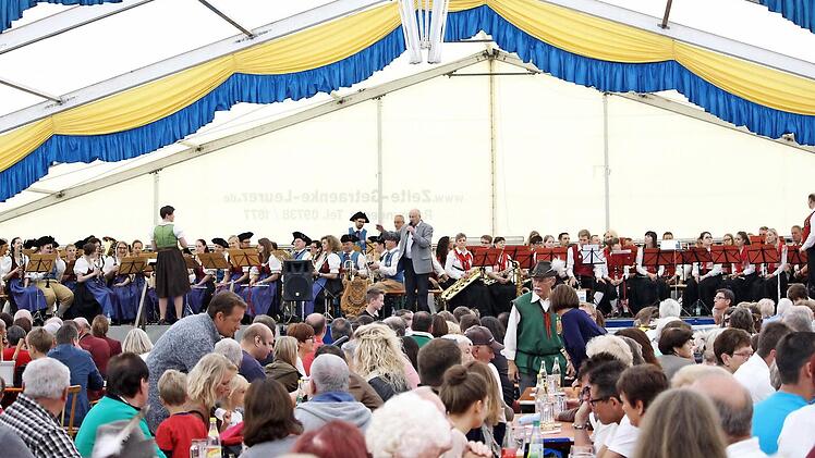 Walter Gutmann präsentierte die Blaskapellen im Festzelt. Fotos: Sebastian Schmitt-Mathea