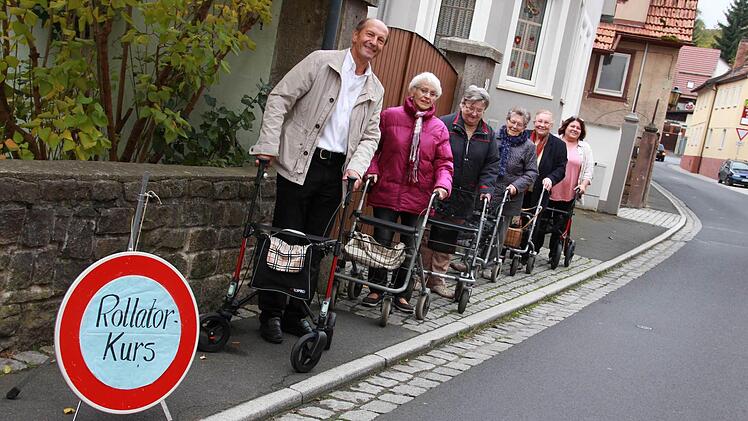 Bei einem Kurs für Rollator-Fahrer sollen Senioren lernen, wie sie ihr Gefährt am bestenbenutzen. Edgar Kast gibtTipps und macht Mut. Foto: Carmen Schmitt