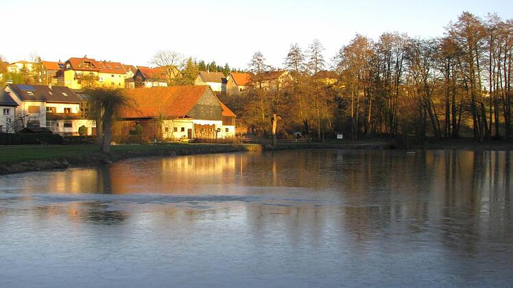 Still ruht der Teich. Wasser und Fische haben sich bereits an die neue Umgebung gewöhnt. Der Frost hält langsam Einzug. Nun kann bald mit dem Bau des Freizeitgeländes in Untersiemau begonnen werden. Foto: Norbert Karbach