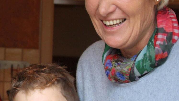 Enkel Linus muss noch ein bisschen warten, bis seine Oma mehr Zeit hat: Heidi Bauersachs will als Kreisbäuerin weitermachen. Foto: Manja von Nida