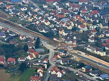 Der Bau der ICE-Trasse durchschneidet Ebensfeld geographisch und bringt die Gemeinde auch fiananziell in Schieflage. Archivfoto: Ronald Rinklef