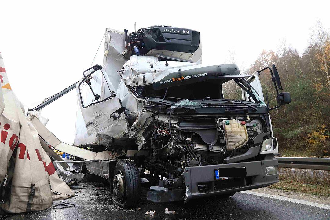 Schlüsselfeld: Lkw rast auf A3 in Stauende