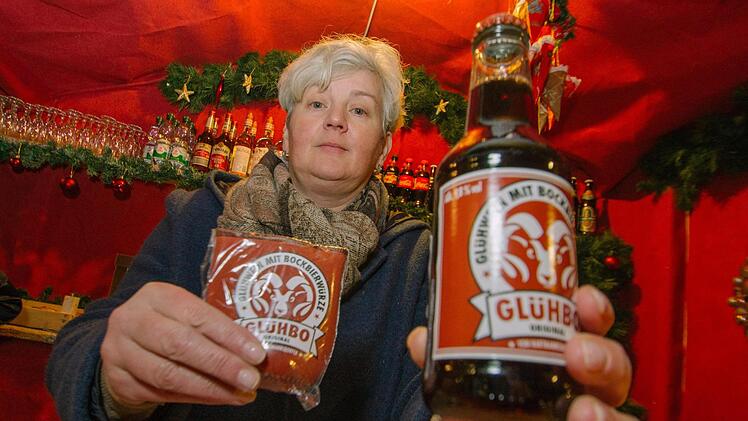 Elisabeth Portzelt präsentiert den Glühbo. Foto:Marian Hamacher