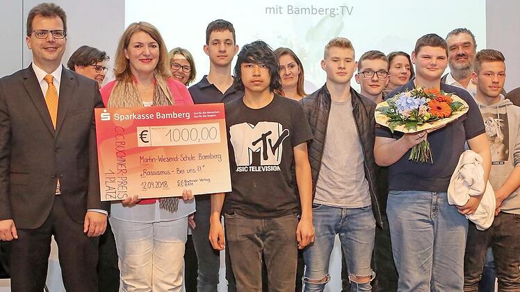 Gruppenbild mit den Geehrten der Martin-Wiesend-Schule und den Offiziellen Foto: RiegerPress