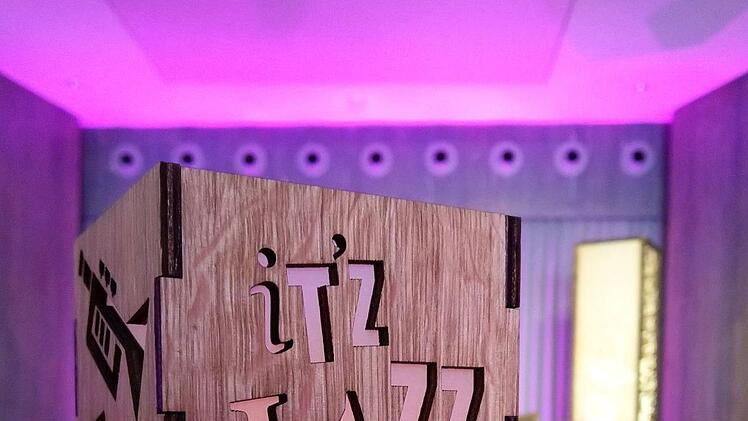 Eigens für die Jazz-Nacht entworfen: Tischleuchten  werben für das neue  Motto "It'z Jazz".Foto: Jochen Berger