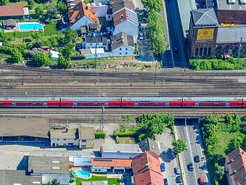 Der Bahnausbau durch Bamberg eröffnet Chancen für die viel befahrene Bahnunterführung Memmelsdorfer Straße. Sie soll breiter und länger werden. Allerdings gibt es auch Nachteile: Straße und Stützmauern rücken enger an die Nachbargebäude - und neun Bäume werden fallen.  Foto: Roonald Rinklef