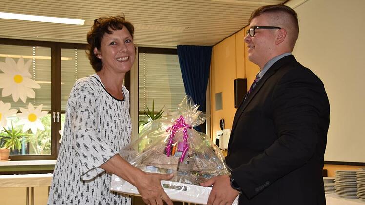 Stellvertretend für alle Absolventen überreichte Leon Rauh ein Geschenk an Klassleiterin Christina Lick-Naser. Foto: Uschi Prawitz