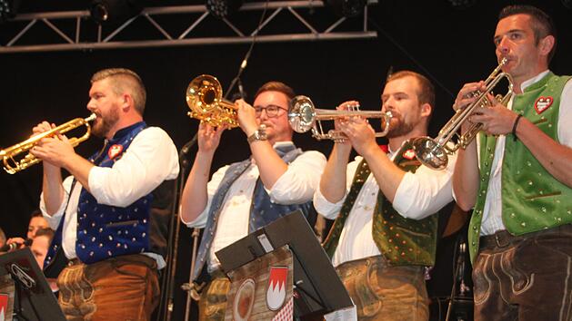 Die "Presssack-Combo" unterhielt die Besucher der Bierwoche am Sonntag, viele weitere heimische Vereine folgen noch. Foto: Sonny Adam