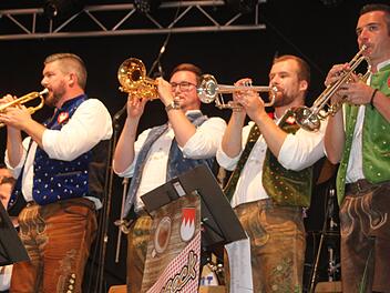Die "Presssack-Combo" unterhielt die Besucher der Bierwoche am Sonntag, viele weitere heimische Vereine folgen noch. Foto: Sonny Adam