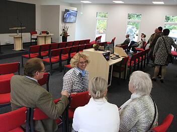 Der neue Versammlungsraum hat 80 Sitzplätze. Moderne Technik dient der Übertragung biblischer Vorträge. Foto: Ulrike Müller