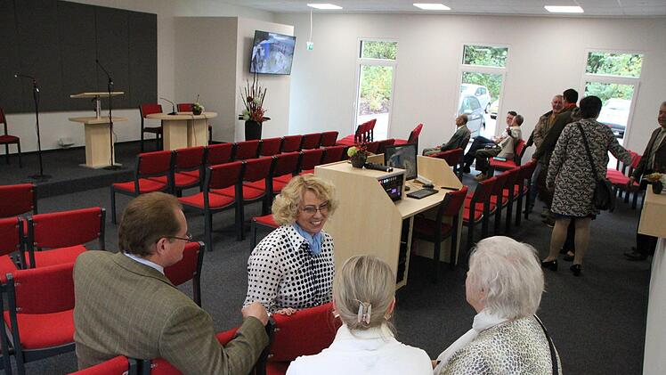 Der neue Versammlungsraum hat 80 Sitzplätze. Moderne Technik dient der Übertragung biblischer Vorträge. Foto: Ulrike Müller