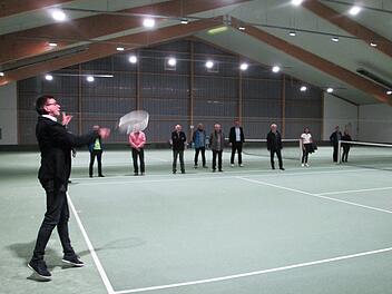 Matchball für Hallenspiele bei neuer Illuminierung der Tennishalle. Da nahm sogar Bürgermeister Armin Warmuth das Racket in die Hand. Winfried Ehling