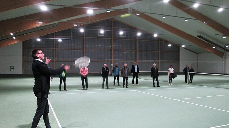 Matchball für Hallenspiele bei neuer Illuminierung der Tennishalle. Da nahm sogar Bürgermeister Armin Warmuth das Racket in die Hand. Winfried Ehling