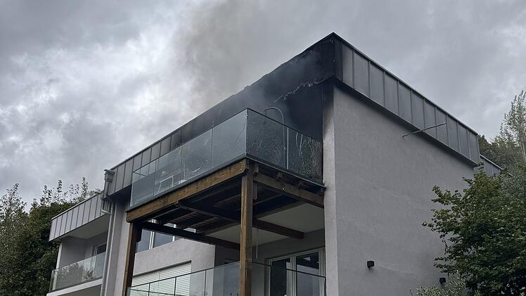 Fast zwei Meter hohe Flammen lodern auf Balkon - Kripo ermittelt