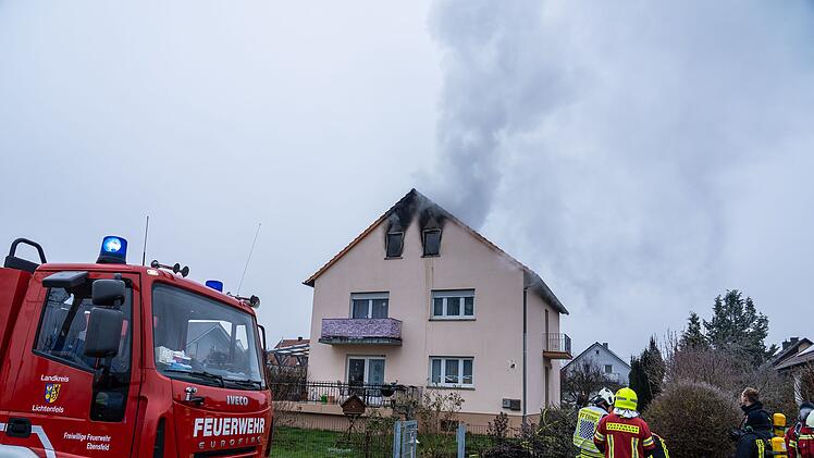 Brand in Dachgeschosswohnung: Eine Person verletzt