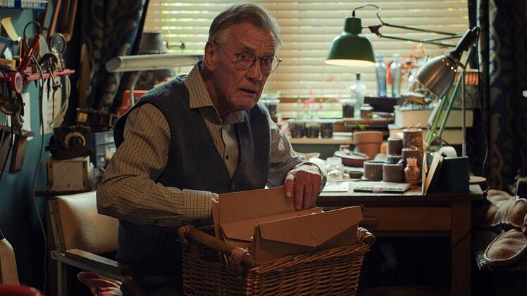 In einer unglaublich am&uuml;santen Rolle tritt Monty Python-Star Sir Michael Palin als dementer Senior mit alchemistischem Fachwissen auf.