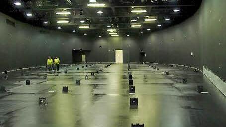 Die 1000 Quadratmeter der Halle in Abu Dhabi erhielten eine schwarze Epoxidbeschichtung.