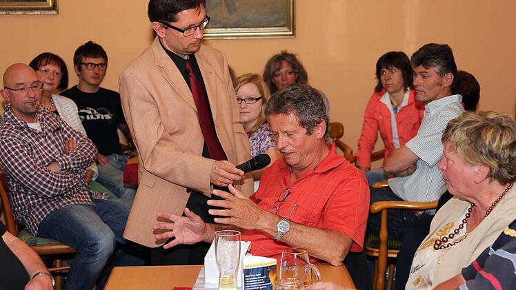 Helmut Reinhardt macht im Gespräch mit BR-Redaktionsleiter Alexander Müller seinem Unmut Luft. Fotos: Matthias Hoch