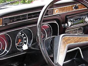 Ein Cockpit aus früheren Zeiten: Auf diese Armaturen blickt der Fahrer eines Ford Taunus.  Foto: Ralf Naumann