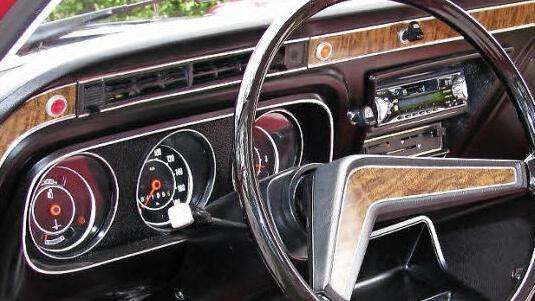 Ein Cockpit aus früheren Zeiten: Auf diese Armaturen blickt der Fahrer eines Ford Taunus.  Foto: Ralf Naumann