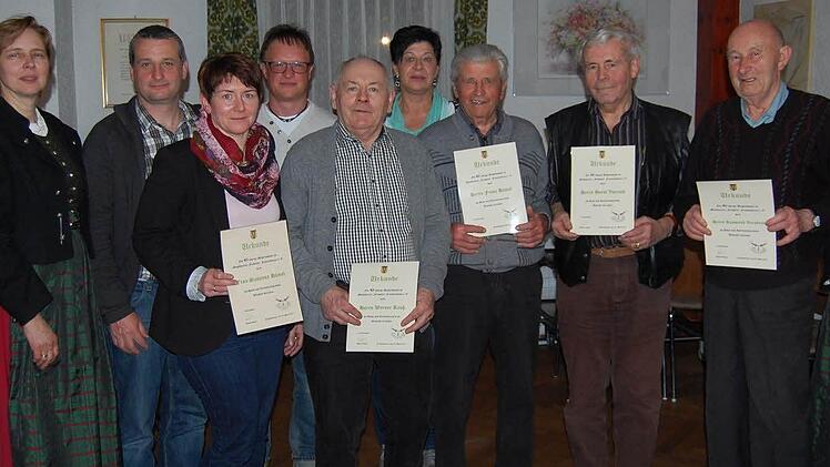 Ehrungen des Vereins: von links Andrea Koch, Helmut und Susanne Hämel, Michael Vorndran, Werner Reuß, Romy Zeitz, Franz Hämel, Horst Vonroth, Raymund Vorndran. Fotos: Günther Straub