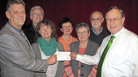 Ehrungen und Scheck&uuml;bergabe bei den Siedlern Tiefenstein (von links): Mathias Langbein, R&uuml;diger R&ouml;&szlig;le, Ulrike Langbein, Monika Tauer, Roswitha Bauer, Werner Bauer, Hans-J&uuml;rgen Amend Foto: Martin Koch