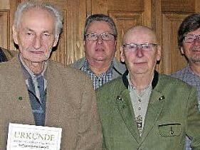 Auszeichnungen für 50 Jahre Mitgliedschaft bei der Siedlergemeinschaft Sonnefeld (von links): Der wiedergewählte Vorsitzende Günter Ernst, Horst Mozzo, Rainer Korn, Gerhard Barth und Dieter Büchner.  Foto: Klaus Oelzner